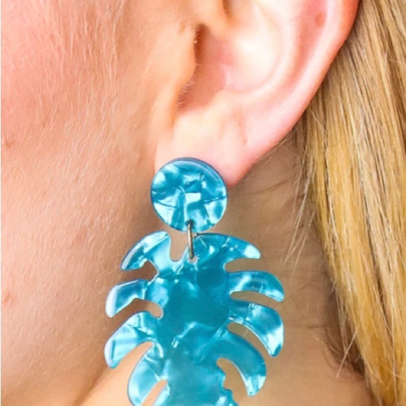 NEW Beautiful Turquoise Acrylic Monstera Leaf Earrings - Picture 2 of 2